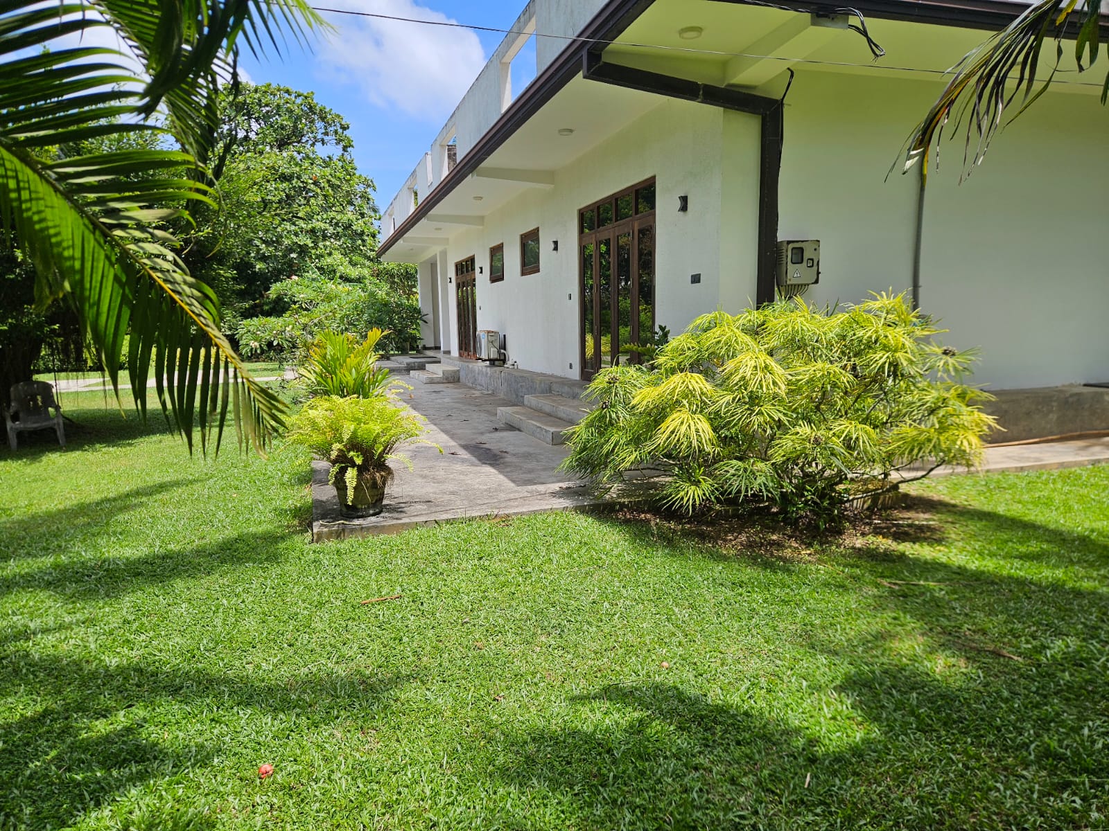 This property located near to Galle road.
Hikkaduwa - Wewalgoda
01 acre & 2 rudes
Morden 05 rooms with attached Bathrooms
Land has another small completed house.
Clear deeds.